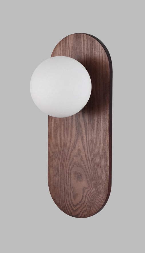 Nowoczesny kinkiet ścienny o geometrycznym kształcie tuby/kostki w kolorze matowej czerni. Lampa wykonana z metalu, charakteryzuje się minimalistycznym designem. Światło wydobywa się z wnętrza oprawy, tworząc efektowne snopy światła na ścianie (góra-dół).