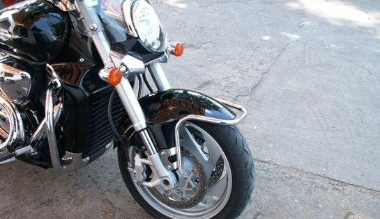 Reling na przedni błotnik Suzuki Intruder M1800 (VZR)