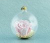 różowa róża w szklanej kuli
