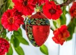 Wo kann man handgefertigte Weihnachtskugeln in Form von Fabergé-Eiern finden?
