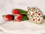 How to create original decorations by combining ornaments and cut flowers?