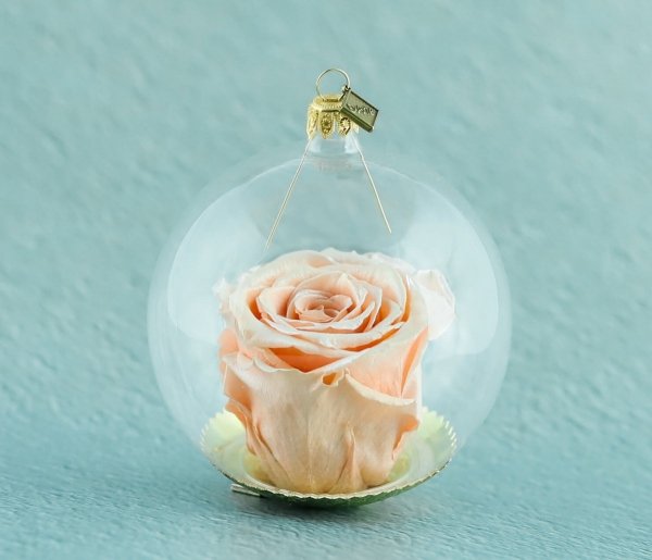 perłowa róża w szklanej kuli