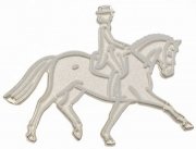 Znaczek ozdobny 31 - srebrny ujeżdżeniowy koń w kłusie