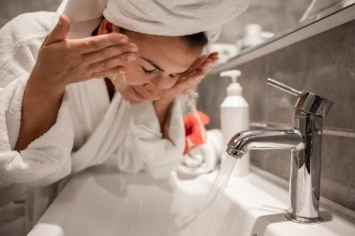 Dlaczego oczy szczypią od kosmetyków? Tych produktów unikaj