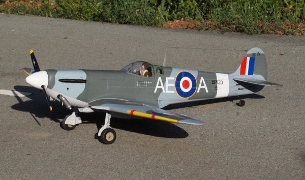 Samolot Spitfire 1.54m .55 EP-GP - VQ-Models ARF 1540mm rozpiętości