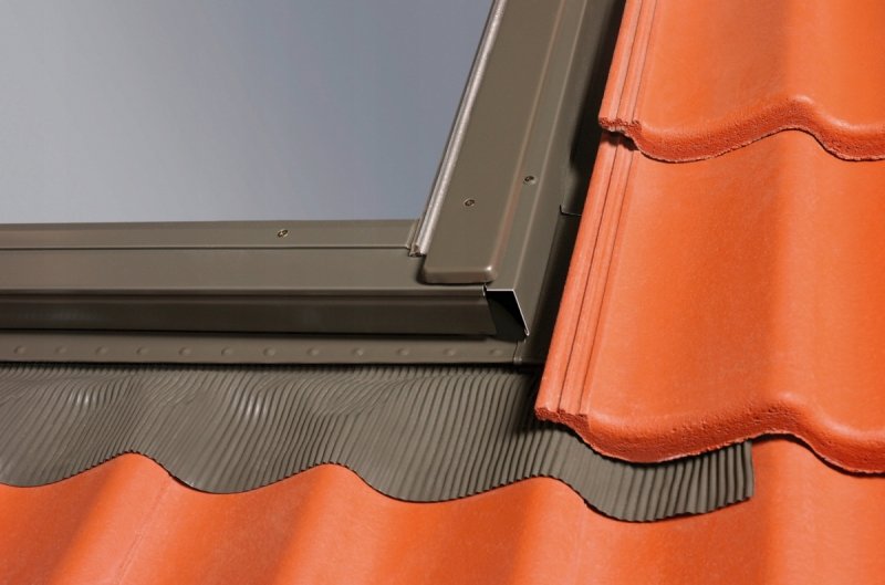 OKNO DACHOWE OPTILIGHT ŁAZIENKOWE PVC 66x118 TLP U4 3 SZYBOWE + KOŁNIERZ