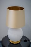 DUŻA LAMPA STOŁOWA NOCNA SZKLANA DO SALONU SYPIALNI NA KOMODĘ W STYLU GLAMOUR BIAŁO ZŁOTA Z BEŻOWYM ABAŻUREM ARGON HAMILTON 8544