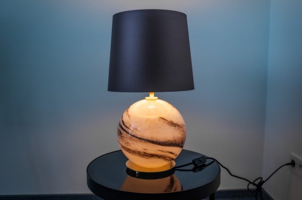 LAMPA STOŁOWA LAMPKA NOCNA SZKLANA MOSIĄDZ SZCZOTKOWANY ALABASTROWA Z ABAŻUREM ŚLIWKOWYM DO SALONU SYPIALNI GLAMOUR ARGON HARLEM 8548