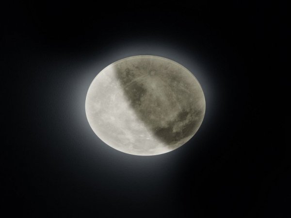 PLAFON LAMPA SUFITOWA IMITUJĄCA WYGLĄDAJĄCA JAK KSIĘŻYC DEKORACYJNY LUNAR 627514000 TRIO Z PILOTEM ZDALNEGO STEROWANIA 