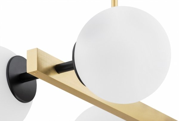 LAMPA WISZĄCA CZARNO ZŁOTA MOSIĄDZ SZCZOTKOWANY Z KULAMI KLOSZE KULE BIAŁE DO SALONU SYPIALNI ARGON FREEMONT 1767