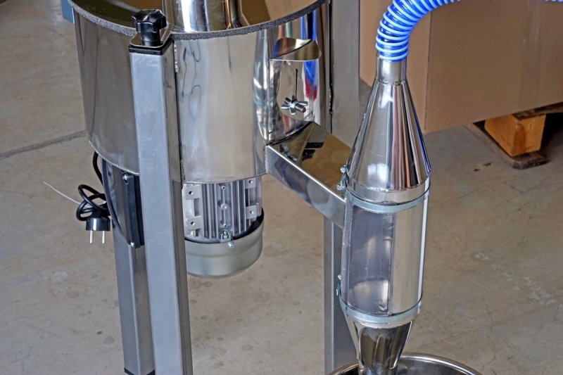 Device for mechanical extraction of bee bread from combs (with cyclone separator)