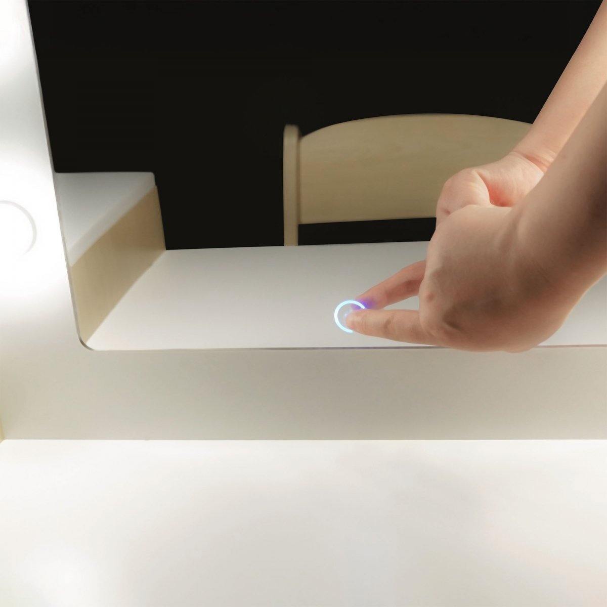 Drewniana toaletka dla dzieci z krzesłem, akcesoriami i oświetleniem LED