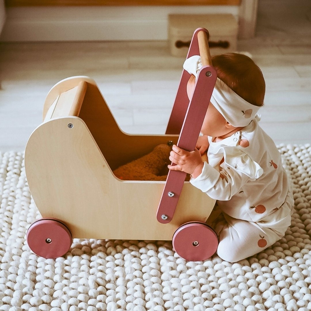 Drewniany wózek dla lalek - pchacz
