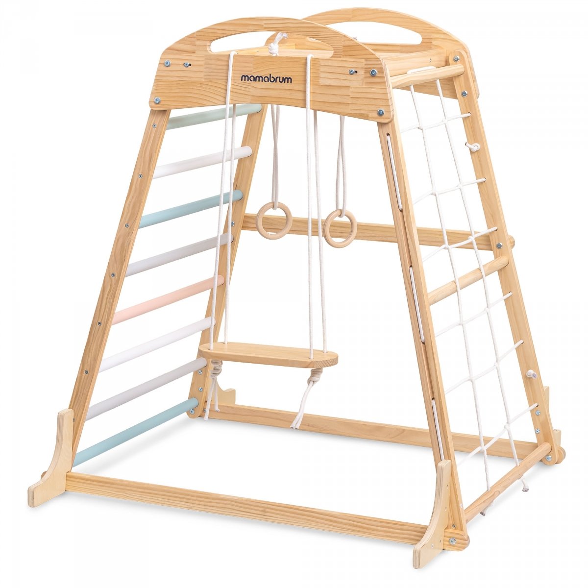 Drewniany domowy plac zabaw z huśtawką, kółkami gimnastycznymi i siatką wspinaczkową