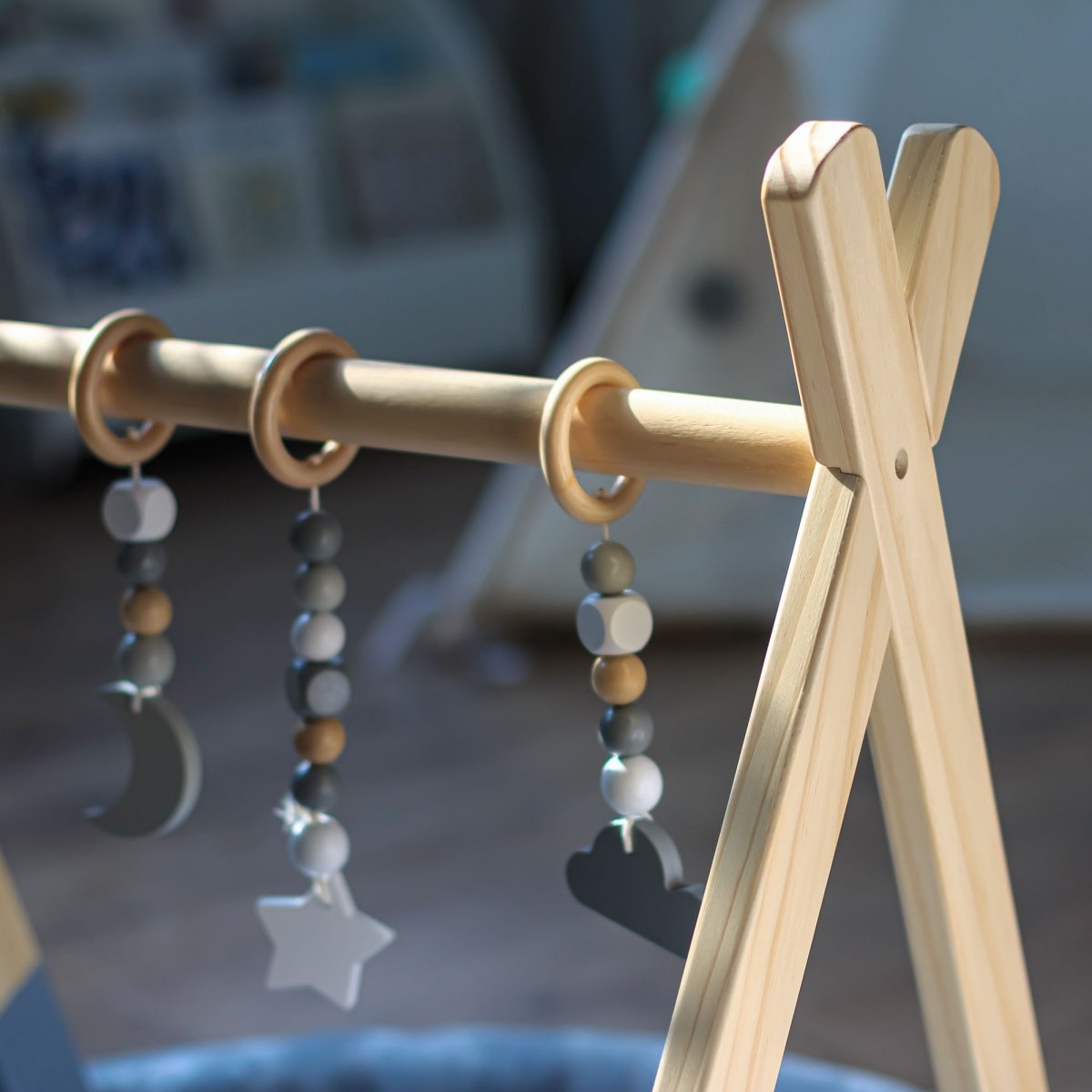 Drewniany stojak edukacyjny Baby Gym - kolor szary