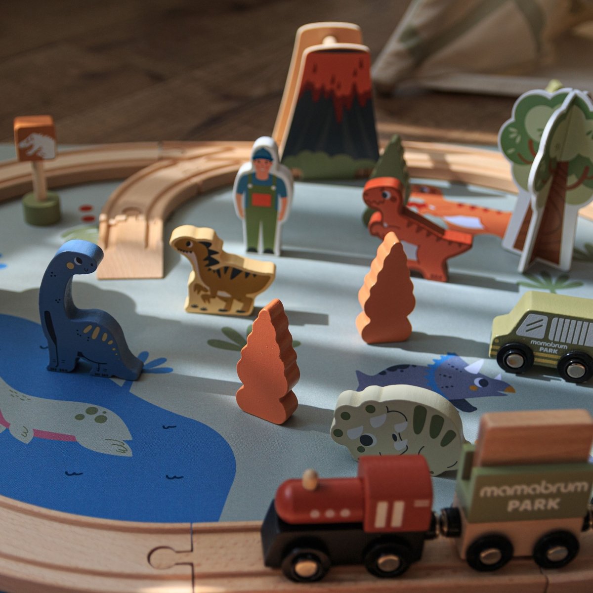 Drewniana kolejka Dino Park z matą antypoślizgową - dinozaury, pociąg, tory, wulkan, dzwoneczek