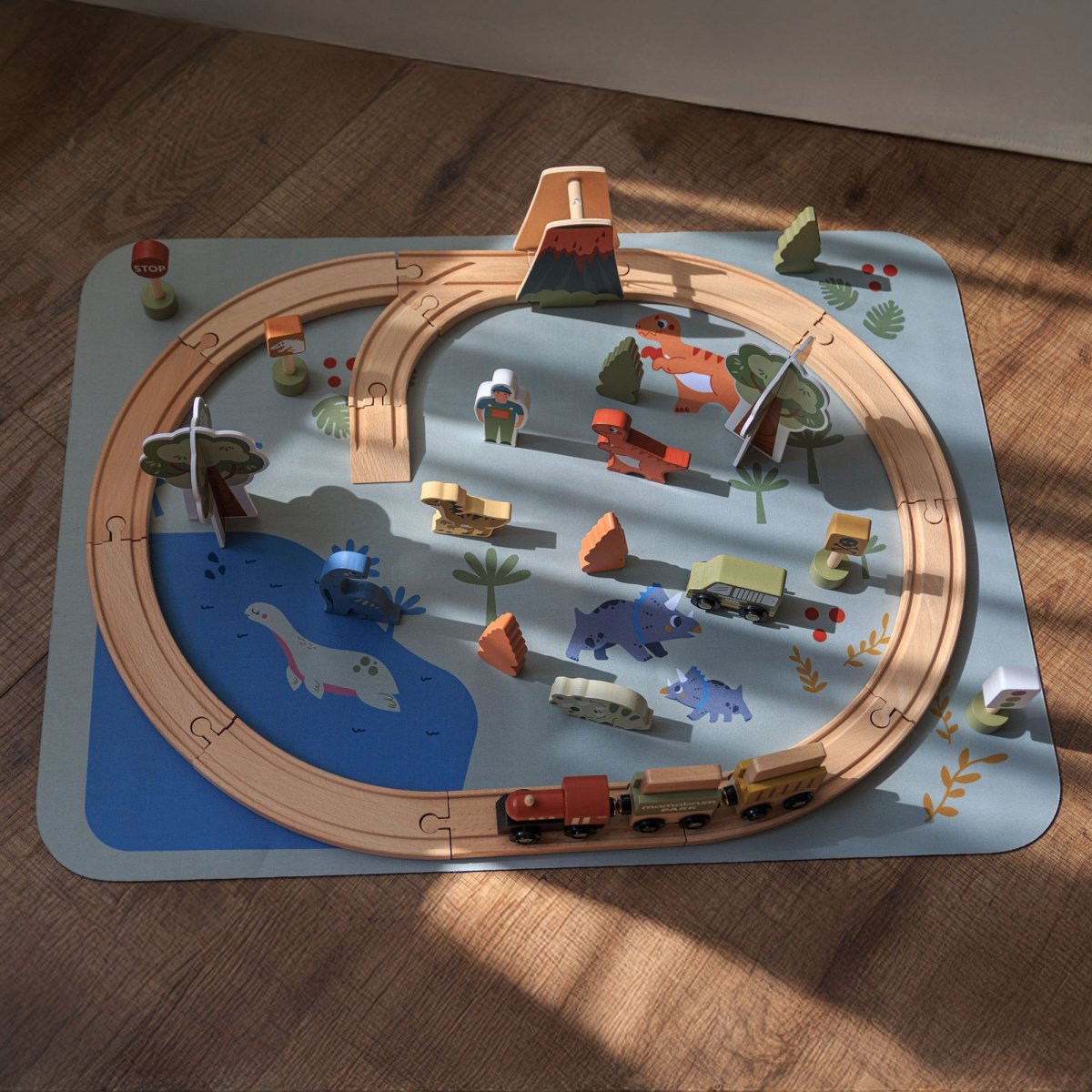 Drewniana kolejka Dino Park z matą antypoślizgową - dinozaury, pociąg, tory, wulkan, dzwoneczek