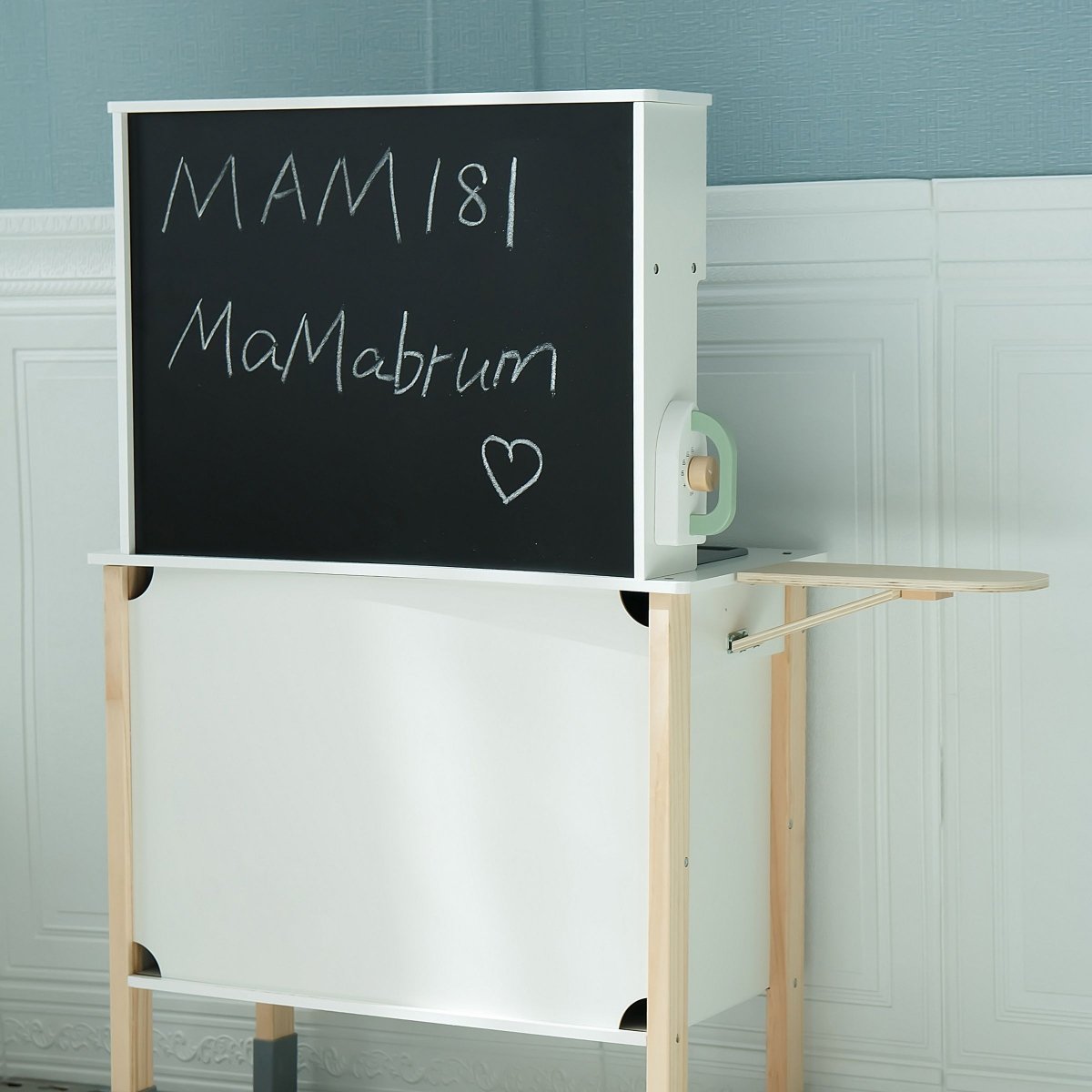 Interaktywna kuchnia z pralką, zmywarką i tablicą kredową