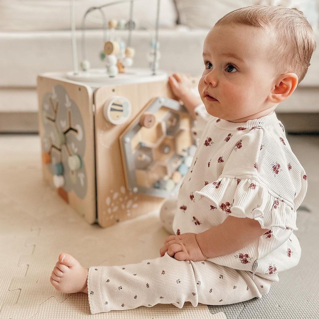 Duża drewniana kostka aktywności z pętlą - Montessori