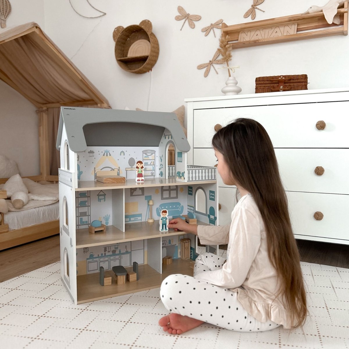 Biały, drewniany domek dla lalek z tarasem i akcesoriami