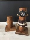 Drewniany stojak na zegarek orzech