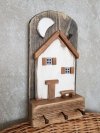 Drewniany wieszak na klucze domek