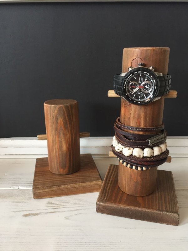 Drewniany stojak na zegarek orzech
