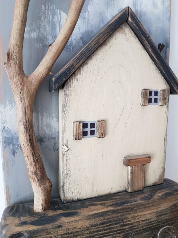 Drewniany wieszak na klucze domek z drzewem beż