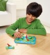 Smart Games Dinozaury Tajemnicza wyspa Gra logiczna SG282 PL chłpiec grający w grę logiczną