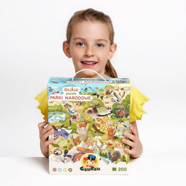 dziewczynka z zestawem puzzli