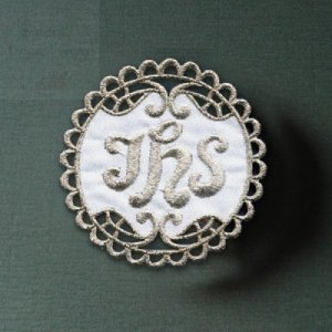 Emblemat haftowany IHS srebrny, hostia