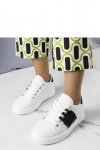 Białe sneakersy zdobione czarną klamerką Erin - Solea