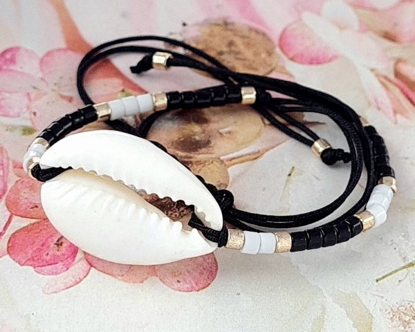 GOLDENES ARMBAND MIT EDELSTAHL