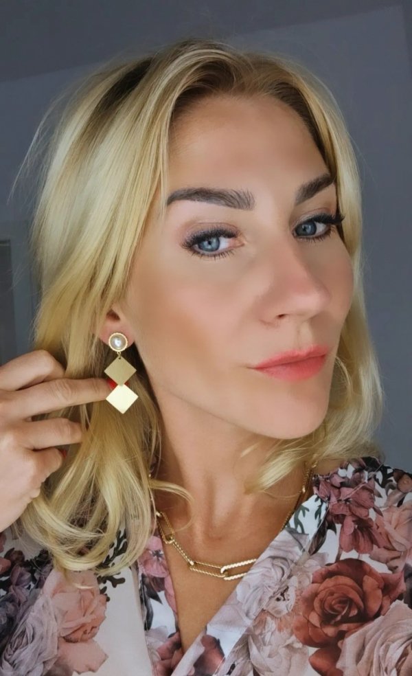 gold earrings made of stainless steel