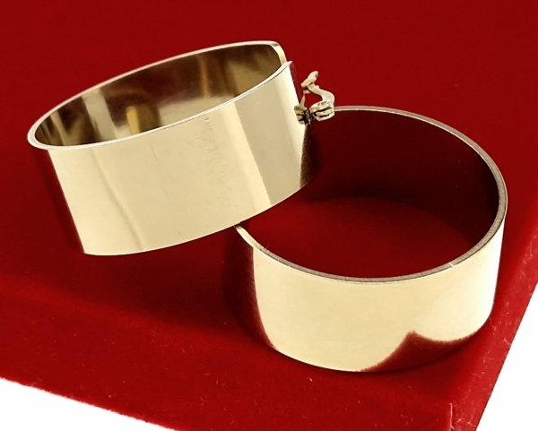 gold earrings made of stainless steel