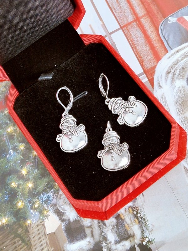 gold earrings made of stainless steel