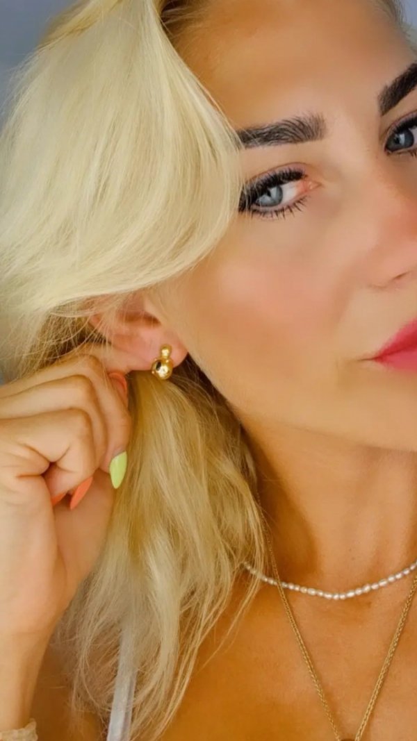 gold earrings made of stainless steel