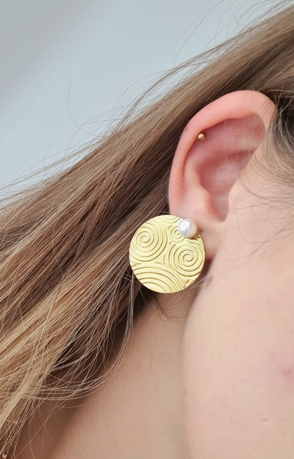 gold earrings made of stainless steel