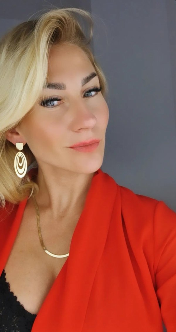 gold earrings made of stainless steel