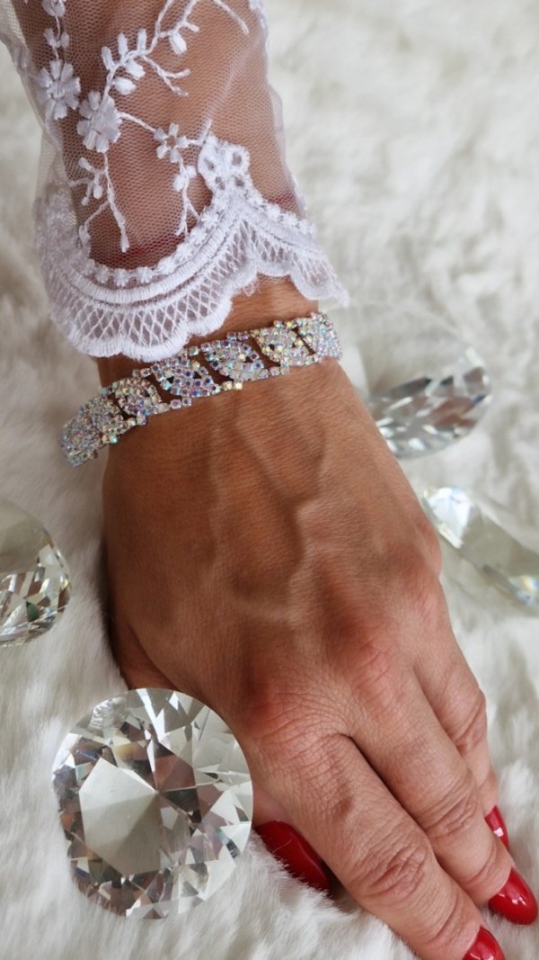 gold bracelet for a gold-plated leg