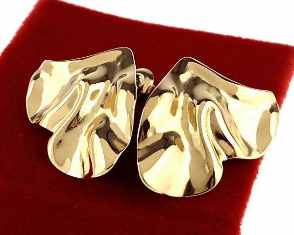 gold earrings made of stainless steel