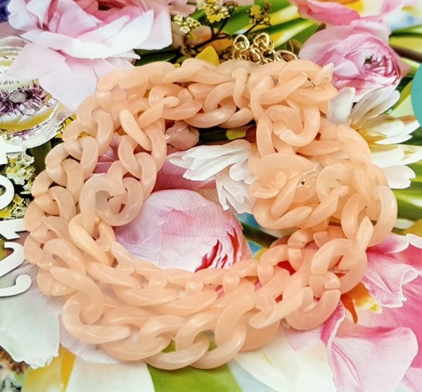 Gold chain acrylic necklace