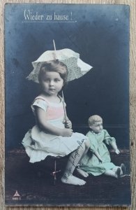 Portret dziewczynki z parasolką i lalką / pocztówka przedwojenna