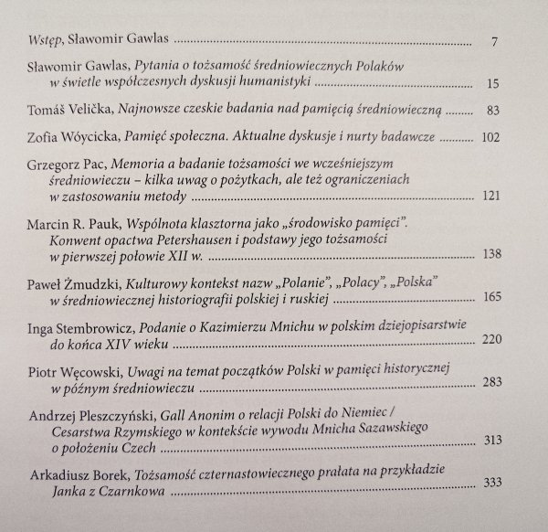Symboliczne i realne podstawy tożsamości społecznej w średniowieczu