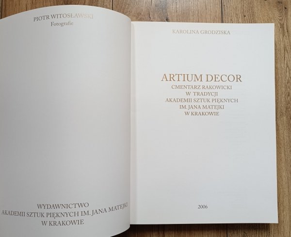 Karolina Grodziska Artium Decor. Cmentarz Rakowicki w tradycji Akademii Sztuk Pięknych im. Jana Matejki w Krakowie