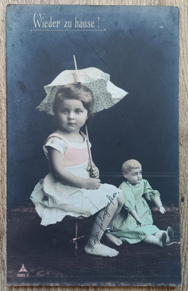 Portret dziewczynki z parasolką i lalką