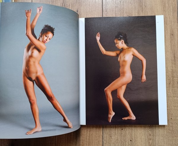 The Nude Female Figure. A Visual Reference For the Artist