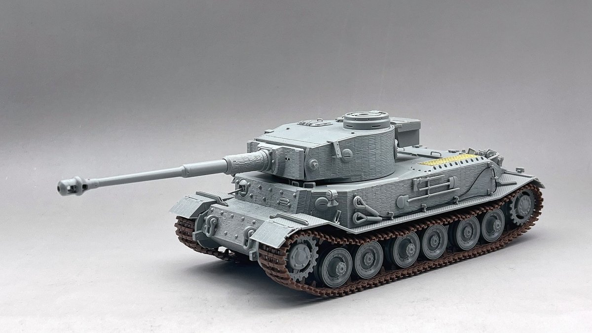 Amusing Hobby 35A059 Panzerbefehlswagen Tiger (P) 003 w Zimmerit