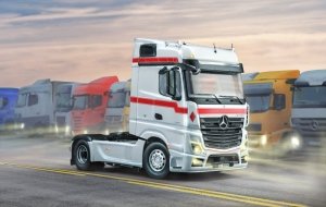 Italeri 3948 MERCEDES-BENZ MP4 BIG SPACE 1/24