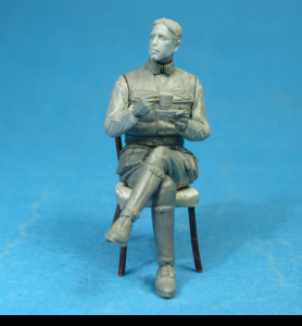 Copper State Models F32-050 French airman coffee with croissant 1/32